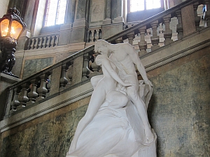 statue